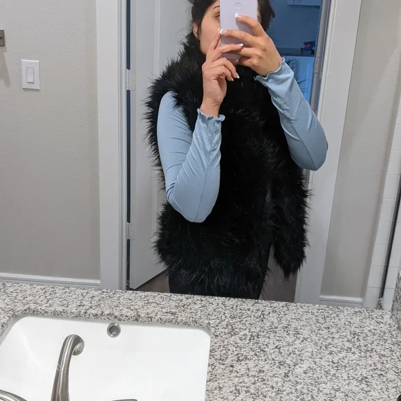 Black Faux fur Vest SMALL - Picture 5 of 6